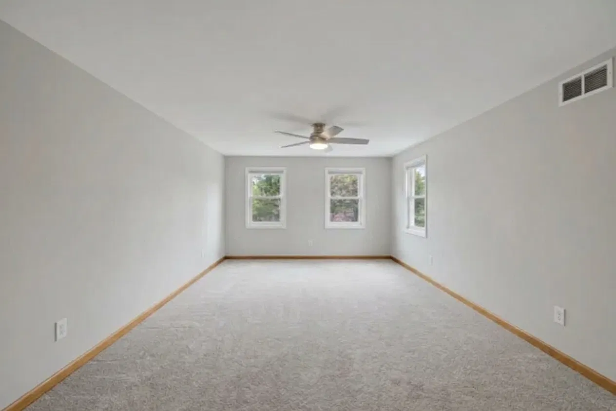 4 bed, 2.5 bath, 2190 sqft, $4,500 — Photo 2
