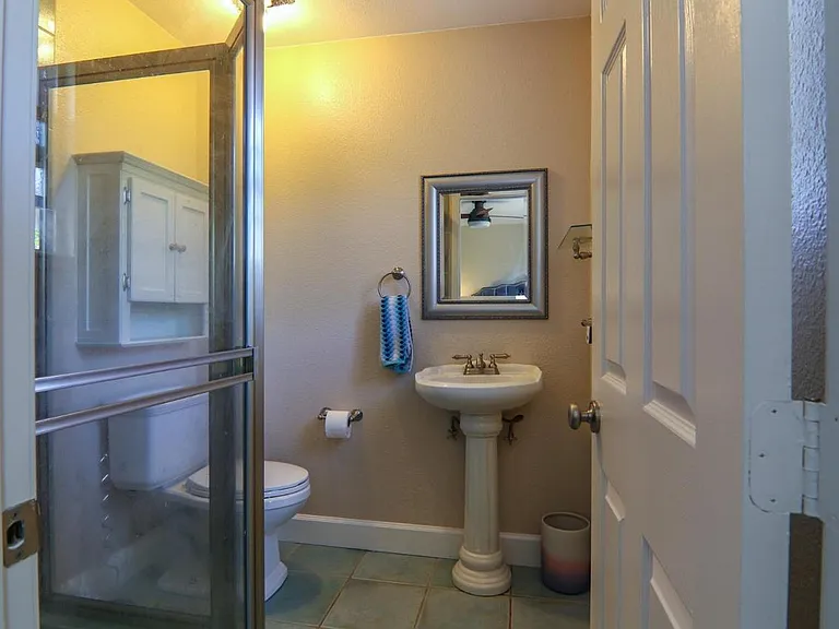 Elmwood Ct — Photo 36