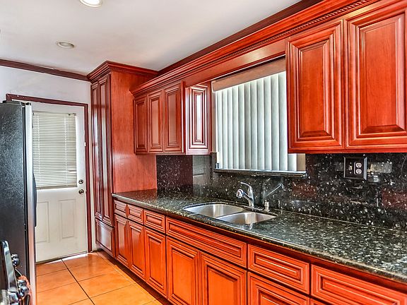 5th image of 815 Greycliff Ave