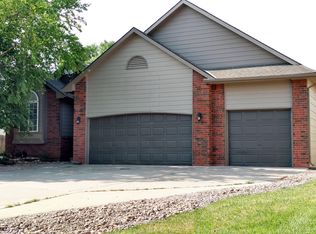 2212 E Walnut Creek Ct, Derby, KS 67037