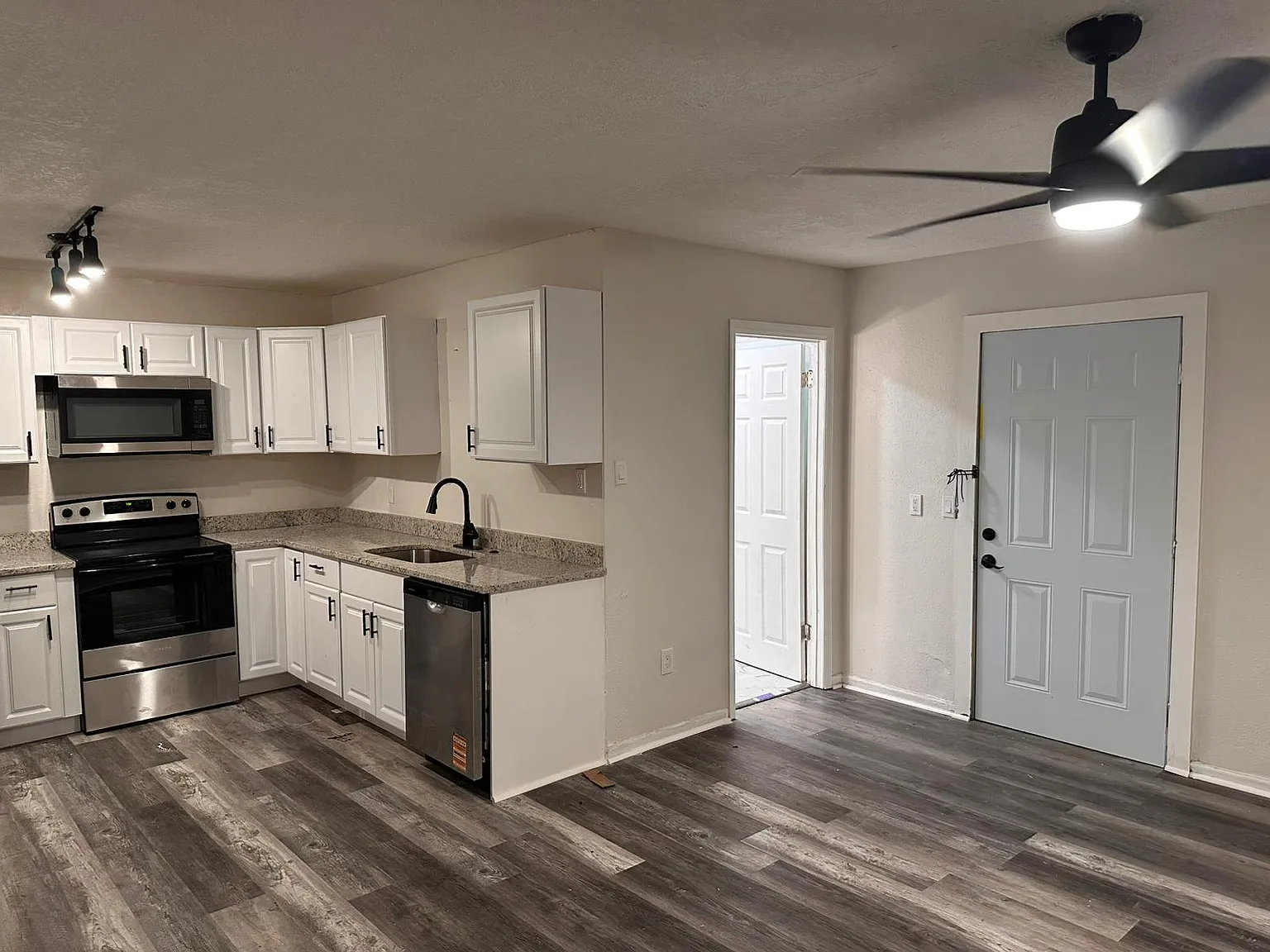1 bed, 500 sqft, $1,300 — Photo 2
