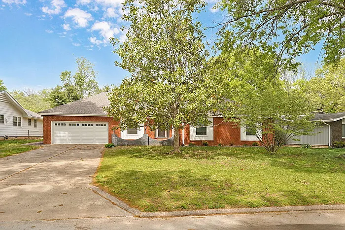 3 bed, 3.0 bath, 2208 sqft, $1,995 — Photo 1