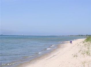 6678 W Dunecrest Ave, Ludington, MI 49431