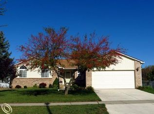 631 Kestrel Ridge Dr, South Lyon, MI 48178