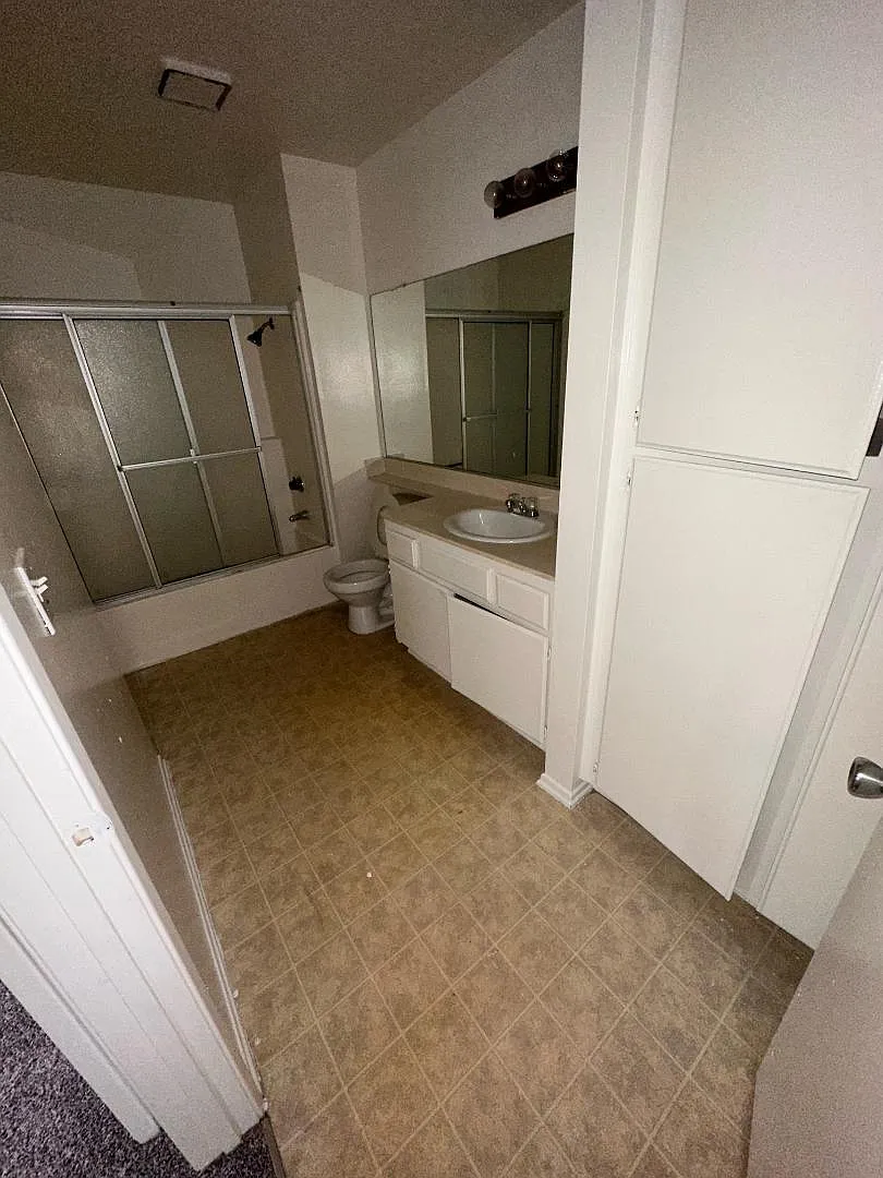 410 S Clementine St — Photo 3