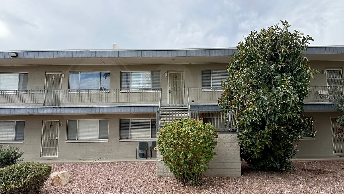 1 bed, 1.0 bath, 784 sqft, $1,199 — Photo 2