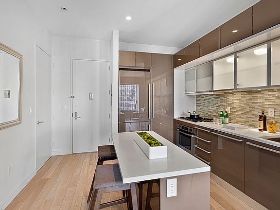 5th image of 75 Wall St APT 22N
