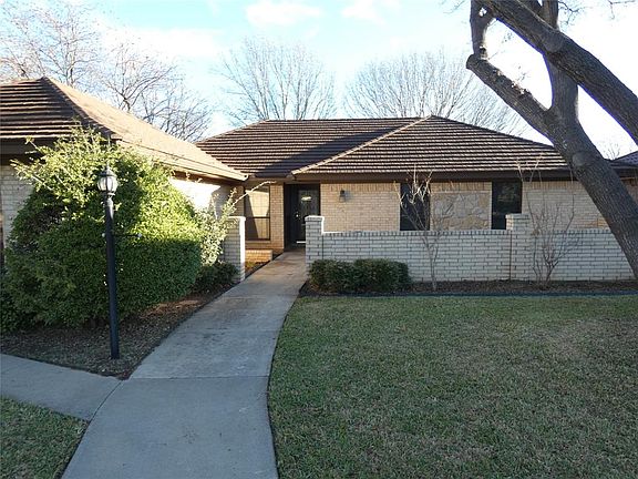 3rd image of 2626 Woodlake Dr