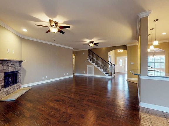 5th image of 162 Melbourne Dr.