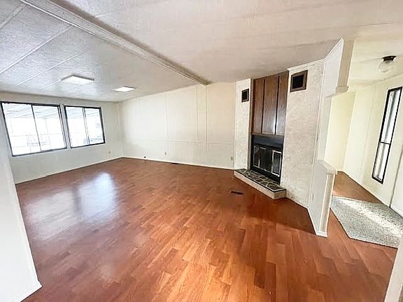 3rd image of 1093 Fleetwood Ave
