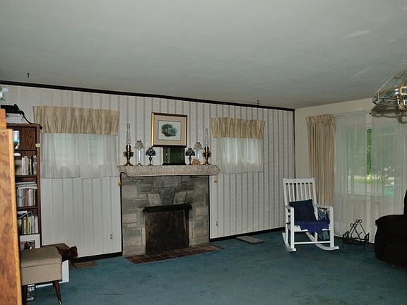 4th image of 1180 Meadow Dr
