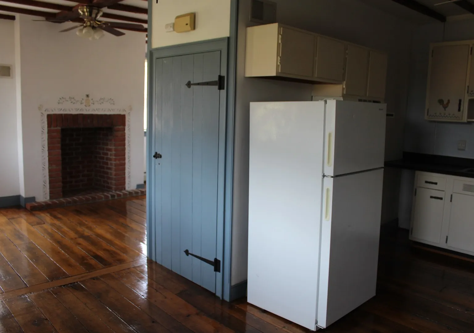 Move-in Special- 2 Months Free 2 Story Historic Farmhouse in Country Setting — Photo 4