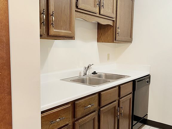 5th image of 118 Augusta Ave APT 15