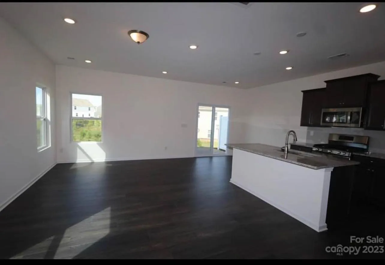 2823 Trinity St — Photo 2