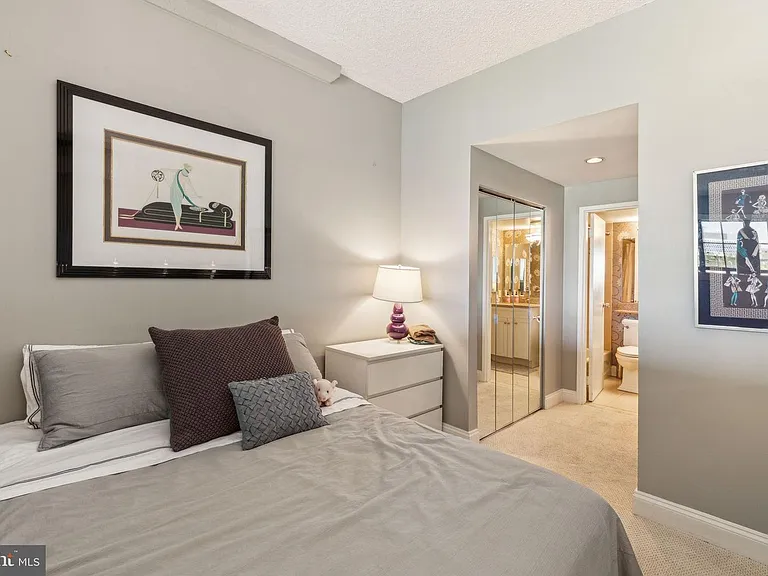 2429 Locust St #302 — Photo 27