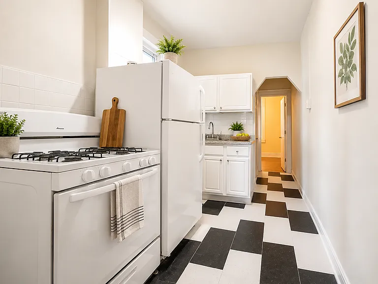 1118 Madison St #3L — Photo 2