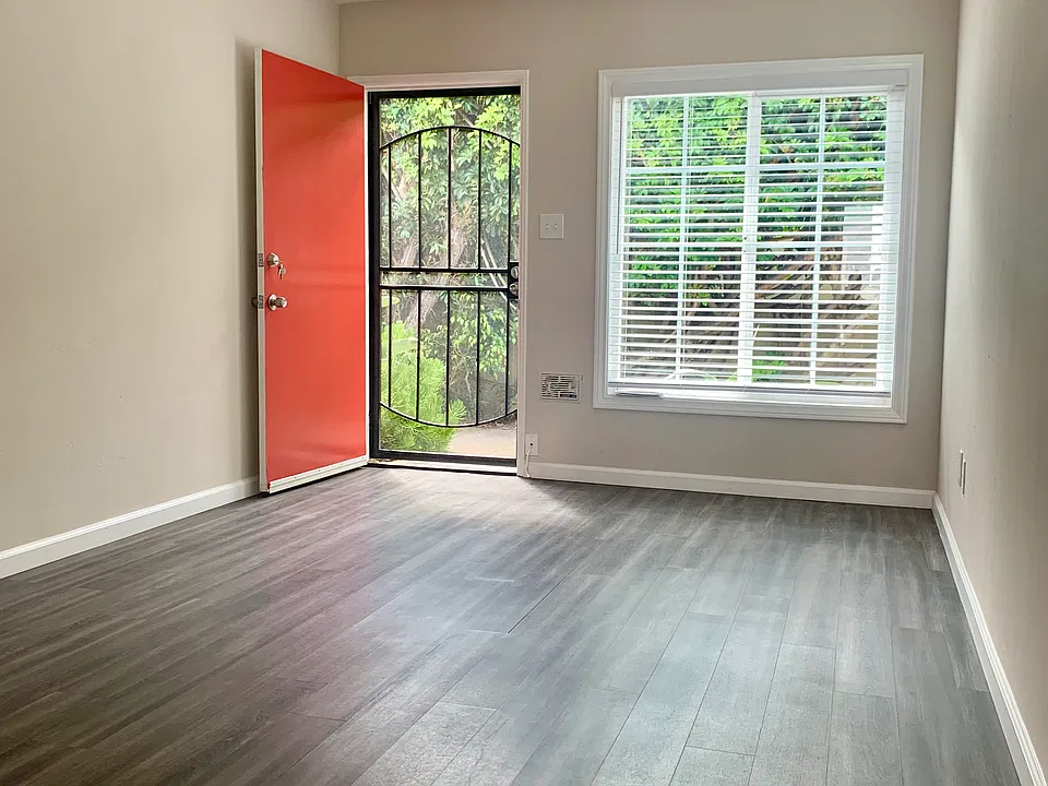 4965 Santa Cruz Ave