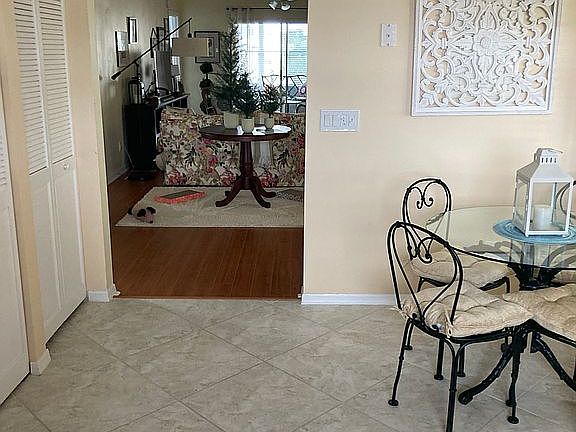 4th image of 370 Grove Isle Cir