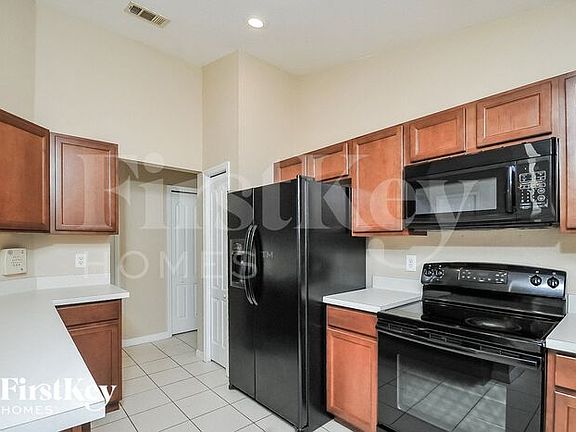 5th image of 614 NE 2nd Ave