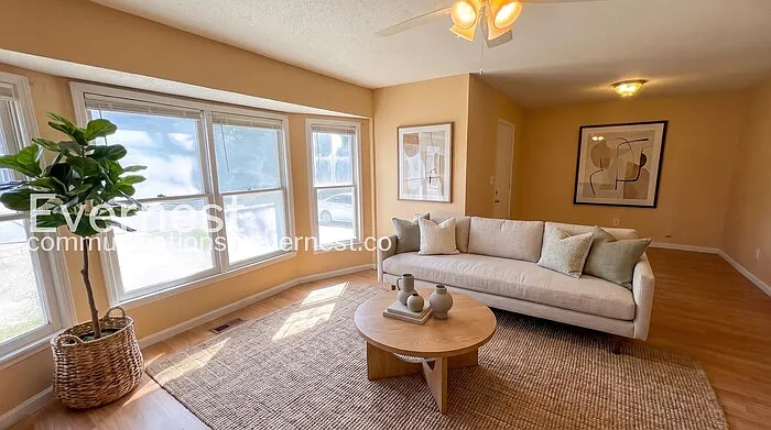 3 bed, 2.0 bath, 1236 sqft, $1,195 — Photo 2