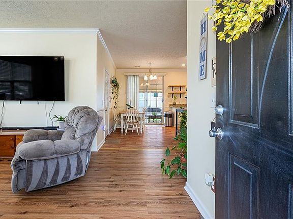 3rd image of 166 Windcroft Cir NW