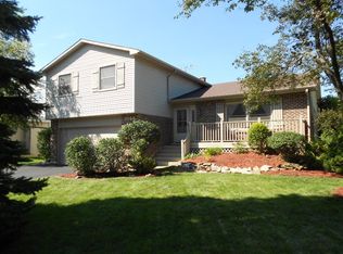 1044 W Park Place Dr, Bartlett, IL 60103