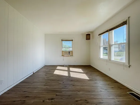 1215 S Fullhart Dr, Muncie, IN 47302