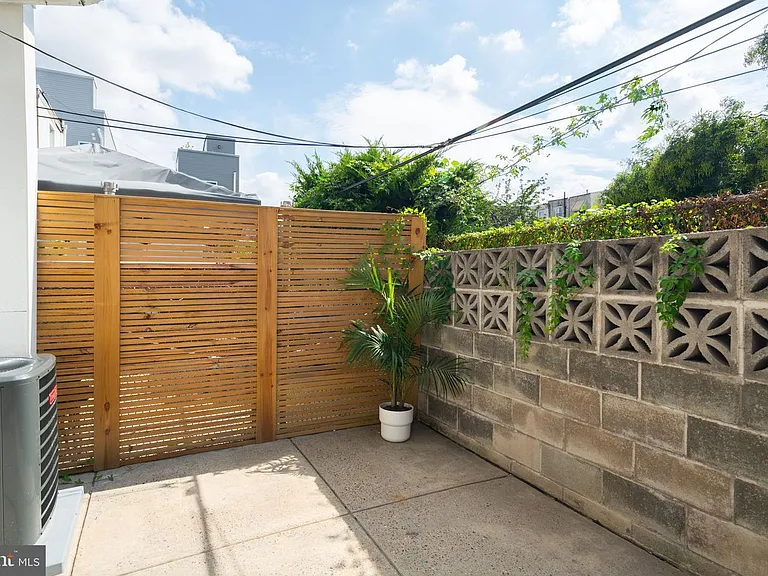 2542 E Dauphin St — Photo 28