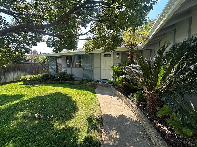 9206 Thilow Dr — Photo 3