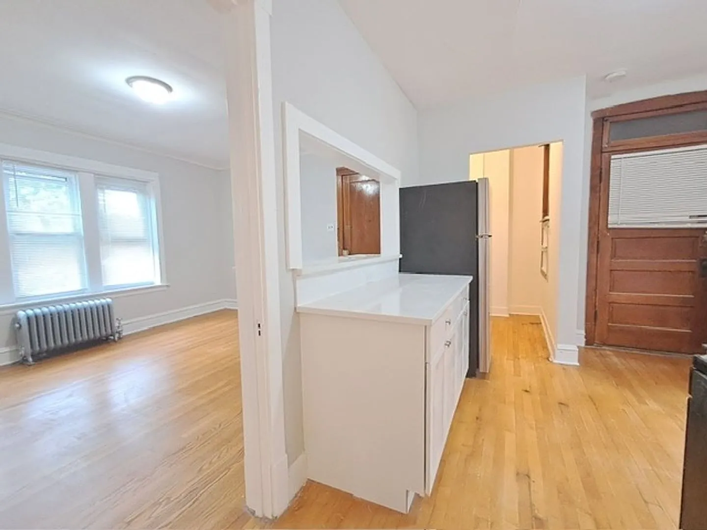 Beautiful, spacious apartment across from Portage park — Photo 2