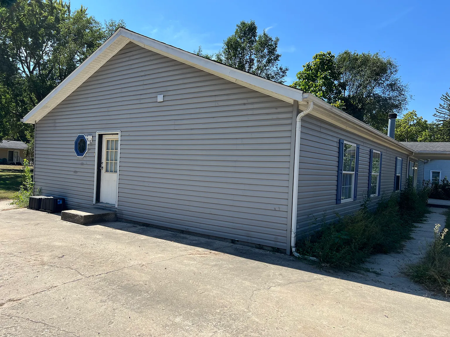 420 Decker St — Photo 3