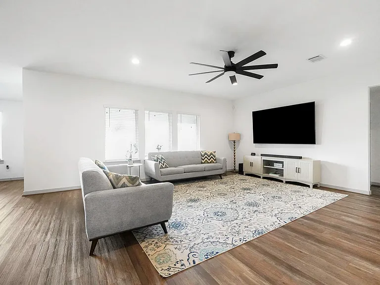 1126 Hyde Lake Ln — Photo 3