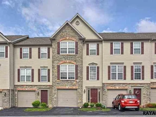 2764 Hunters Crest Dr, York, PA 17402