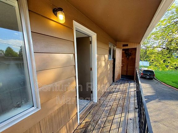 4th image of 184 Stoneway Ter NW