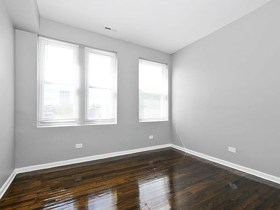 3rd image of 3453-55 S Prairie Ave #3N