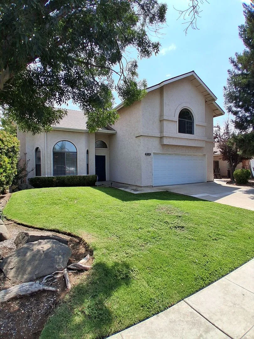 2-Storey Home Featuring 3 bedrooms and 2.5 bathrooms in Clovis, CA! — Photo 1
