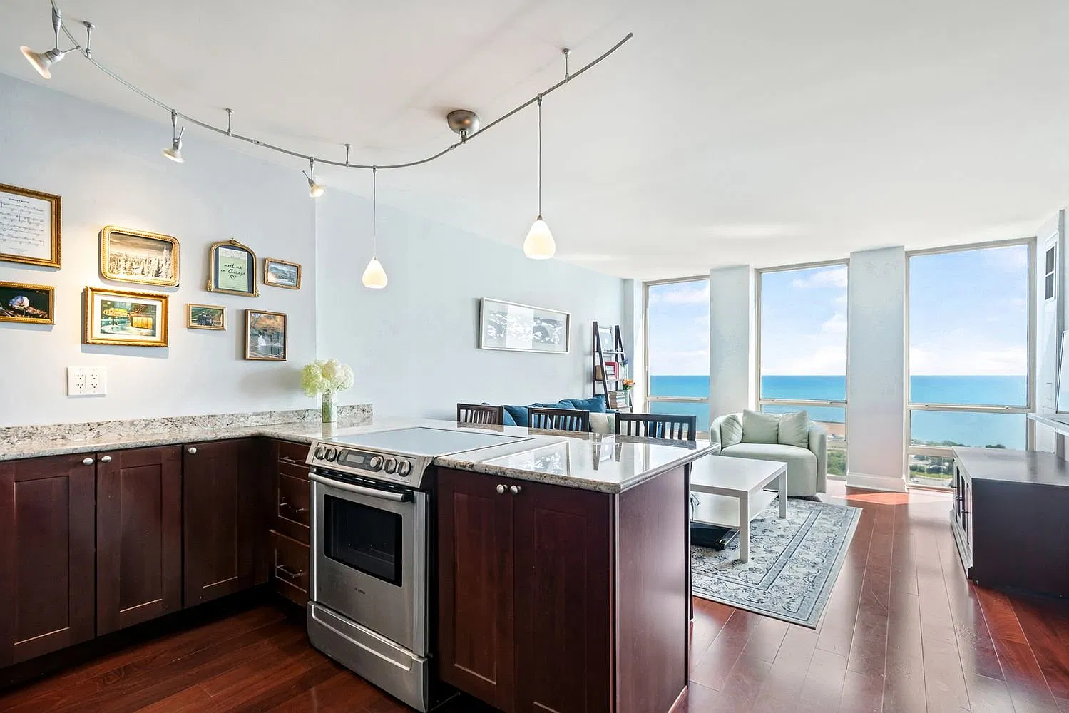 Large studio in Old Town, panoramic lake views, wood floors, separate sleeping area, updated kitchen — Photo 2