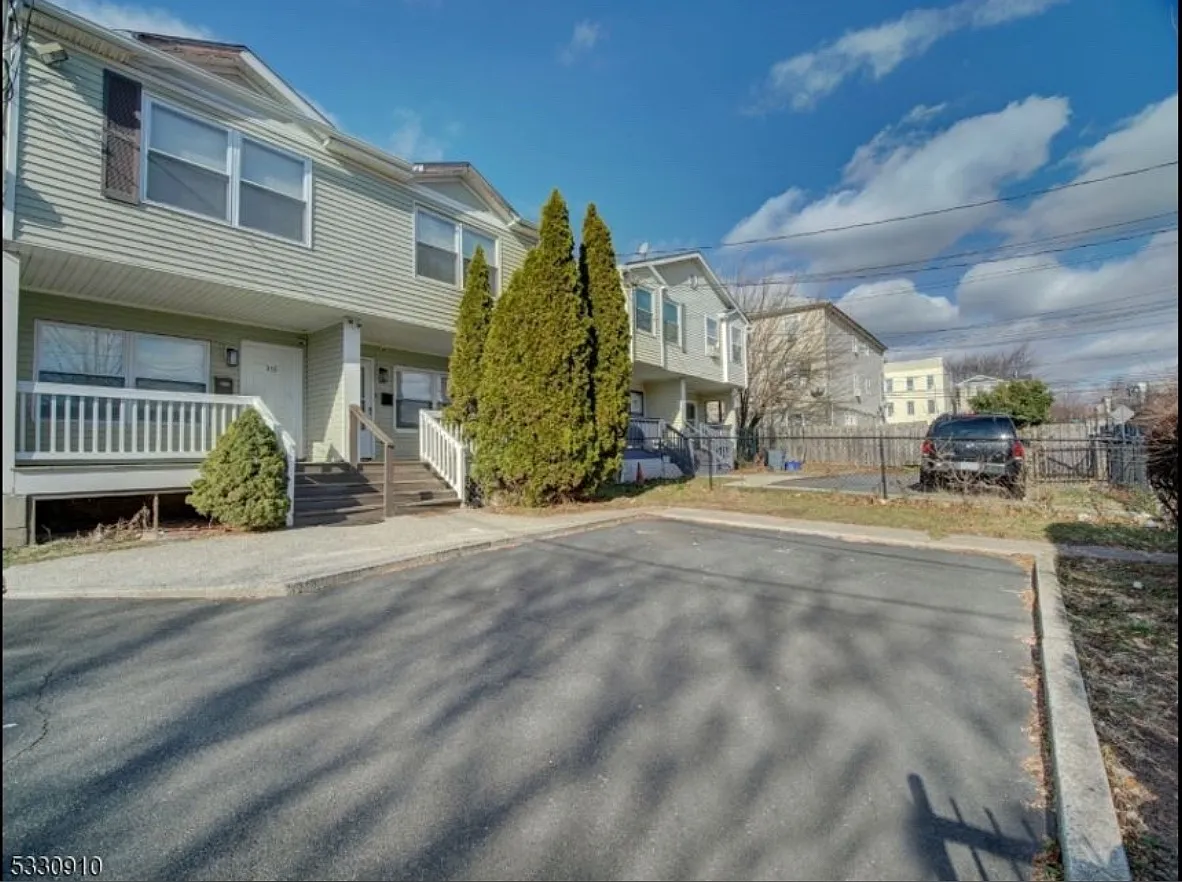 3 bed, 1.5 bath, 1850 sqft, $3,500 — Photo 2