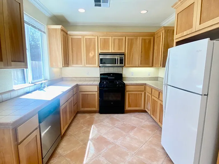2319 Glacier Pl #B — Photo 2