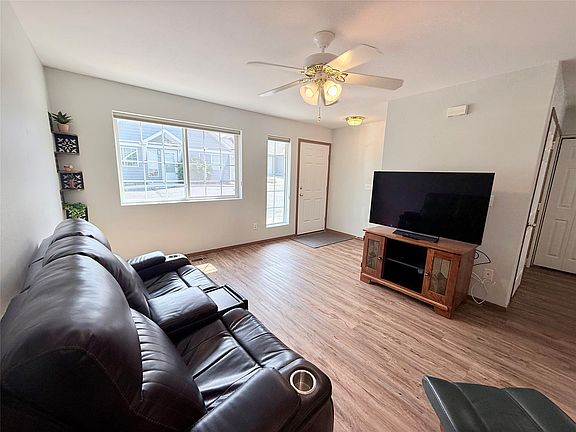 3rd image of 374 Janet St