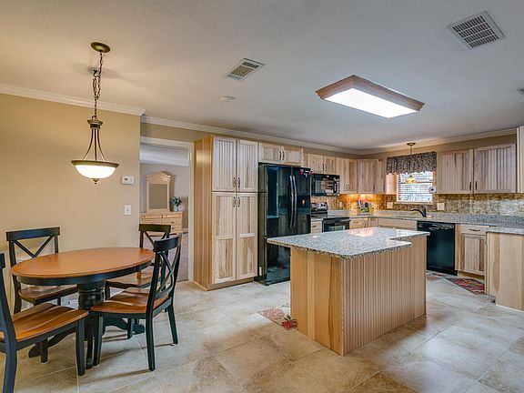 Kitchen w/ Breakfast Nook