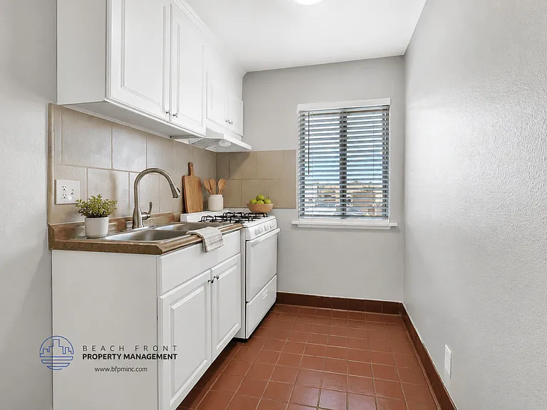 228 West Carson — Photo 19