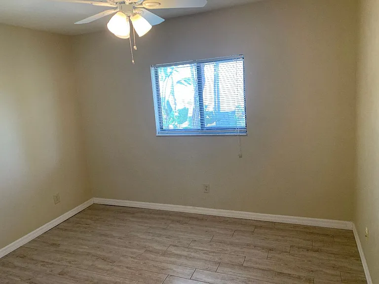 610 SW 47th Ter #6 — Photo 12