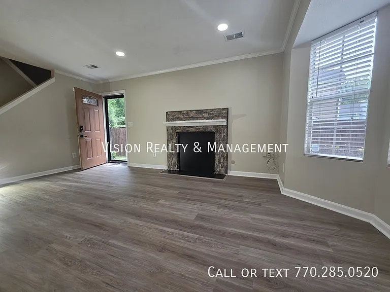 5025 Brittany Dr — Photo 6