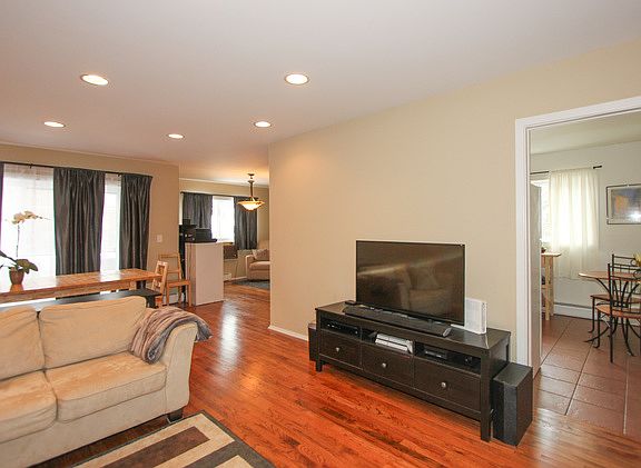 4th image of 1040 Erie St APT 210
