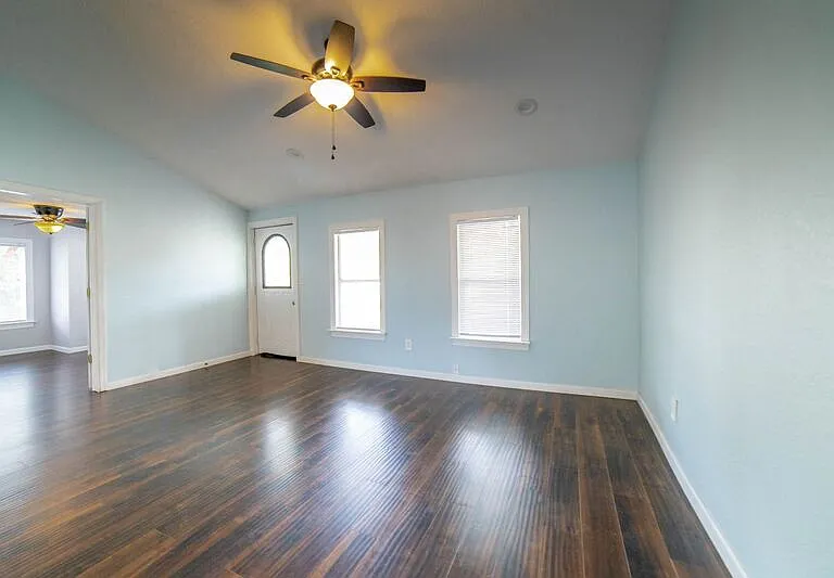 518 Railroad St — Photo 9