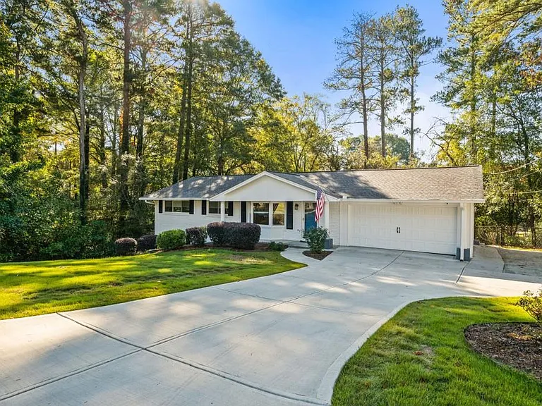 2604 Sunny Ln SE — Photo 2