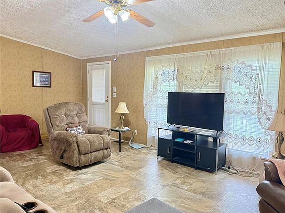 3rd image of 113 Country Place Cir