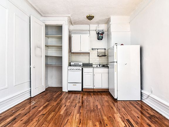4th image of 540 Manhattan Ave APT 2J