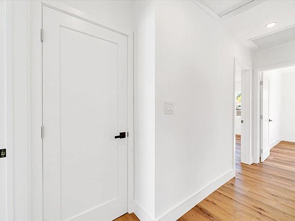 5th image of 22057 Vanowen St
